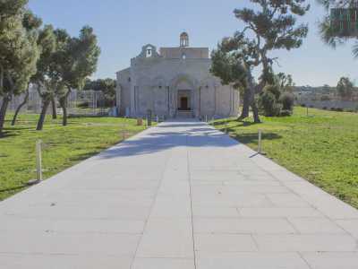 E� arrivato ora il momento di andare a visitare proprio l�adiacente chiesa pi� �nuova�. Usiamo le virgolette perch� parliamo di una struttura del 1117,  affascinante esempio di romanico pugliese con visibili contaminazioni in stile armeno e islamico